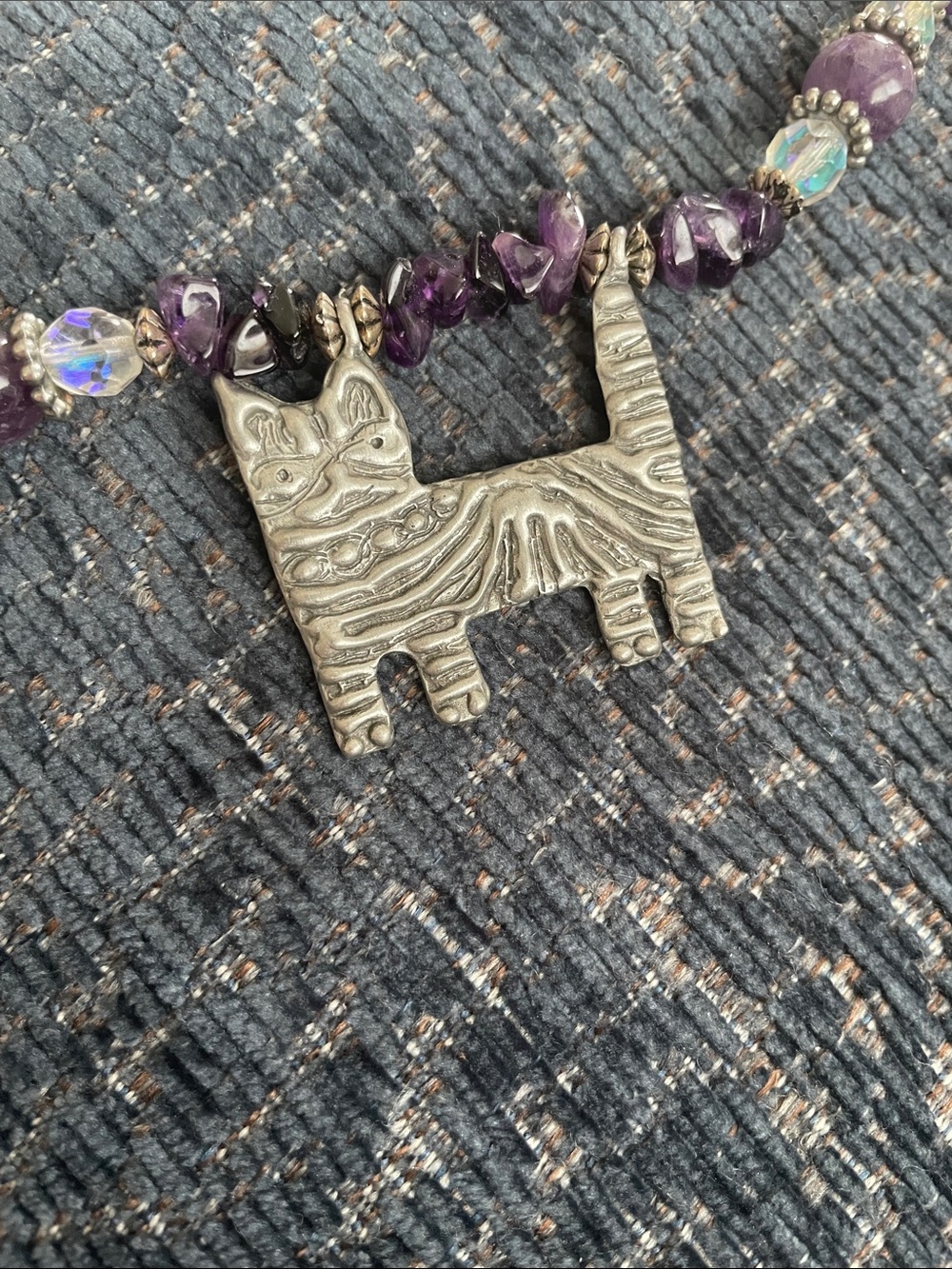 Vintage 1990s Amethyst Bead Necklace with Silver Cat Charms - Picture 6 of 10